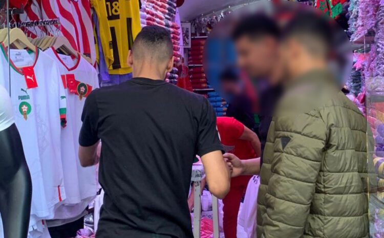 قميص المنتخب المغربي مطبوع عليه شعار فلسطين حرة والتعليم والصحة حق للجميع