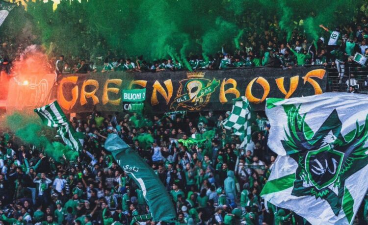 جماهير الرجاء الرياضي ترفع تيفوهات الكورفا سود في ملعب محمد الخامس