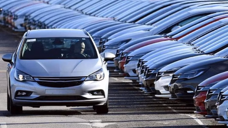 السيارات الفاخرة تحطم الأرقام.. وبرلماني يحذر من إثقال كاهل أصحابها