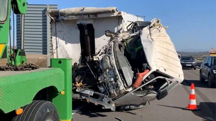 حادثة سير بين طنجة والعرائش – تصادم ثلاث شاحنات وإصابات خطيرة