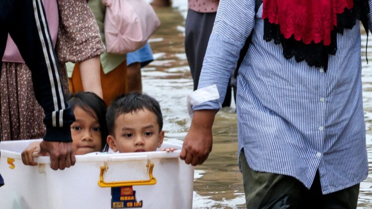 صورة توضح آثار السيول والانهيارات الأرضية في جزيرة سومطرة بإندونيسيا