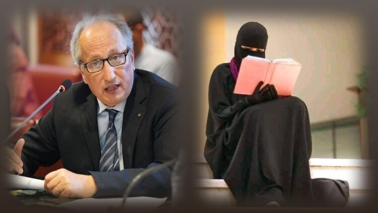 تلميذة منقبة تقف أمام مؤسسة تعليمية في المغرب