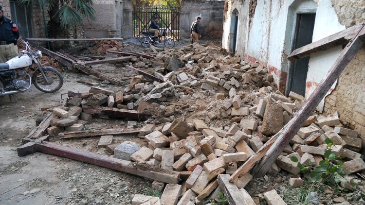 مشهد دمار وآثار زلزال في إحدى مناطق بنغلاديش