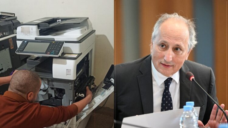 صورة لوزير التربية الوطنية، صورة لعملية نسخ مواضيع المراقبة المستمرة داخل مؤسسة تعليمية