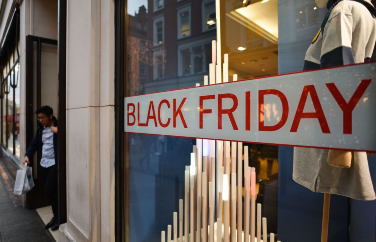 إعلانات تخفيضات الجمعة السوداء في المتاجر مع إبراز الطابع الاستفزازي والغش التجاري