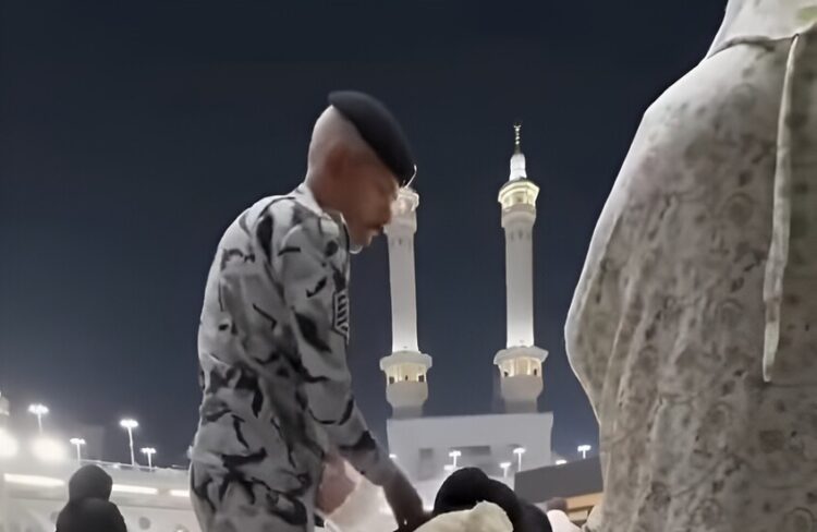 مشهد من داخل المسجد الحرام يوثق لحظة اعتداء رجل أمن سعودي على معتمر مصري