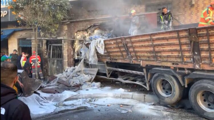 صورة تعبيرية لحادثة سير لشاحنة اصطدمت ببنايات في مدينة الفنيدق