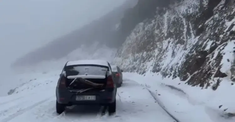 تدخل السلطات لإنقاذ عالقين بسبب تراكم الثلوج بين بني ملال وأزيلال