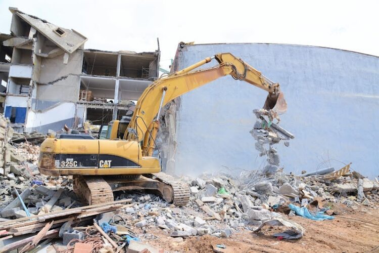 جرافات السلطات المحلية خلال هدم مستودعات عشوائية بجهة الدار البيضاء سطات