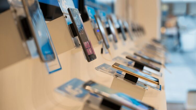 صورة تعبيرية لهواتف ذكية في سياق تخفيض رسم الاستيراد في المغرب