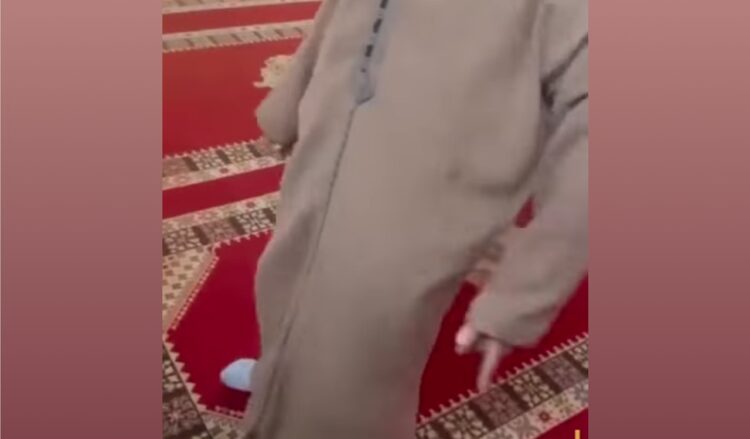 مسجد بمدينة العرائش، “خرج صلّي فالزنقة”