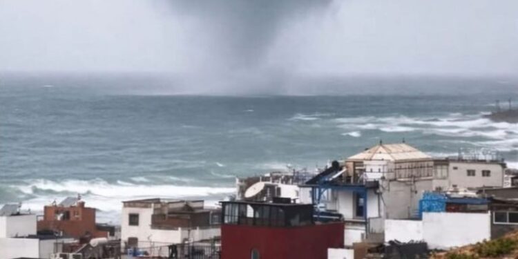 شاهقة مائية قبالة شاطئ تاغازوت شمال أكادير