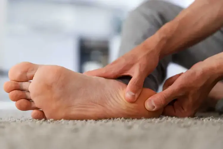 أعراض ضعف الدورة الدموية في القدمين بسبب ارتفاع الكوليسترول