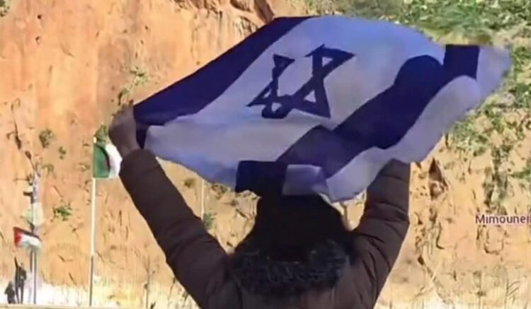 وقفة شعبية مرتقبة ضد رفع علم الكيان الصهيوني على الحدود المغربية الجزائرية