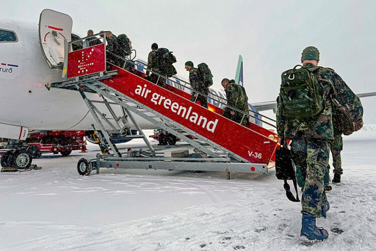 جنود من الجيش الألماني يغادرون مطار نوك في غرينلاند