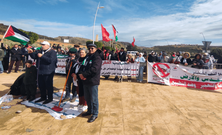 وقفة شعبية على الحدود الشرقية تندد بتدنيس السيادة الوطنية ورفع علم الكيان الصهيوني (فيديو)