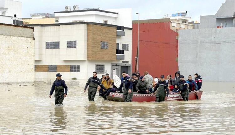 صورة لفيضانات تغرق القصر الكبير