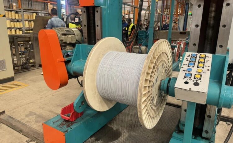 وزير الصناعة والتجارة رياض مزور خلال تدشين مصنع شركة FBR CABLES لإنتاج كابلات الألياف البصرية بمدينة برشيد.