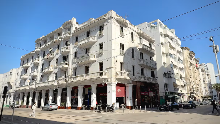 عمارات وبنايات سكنية بمدينة الدار البيضاء تظهر واجهاتها المطلة على الشارع الرئيسي في انتظار تطبيق قرار الصباغة