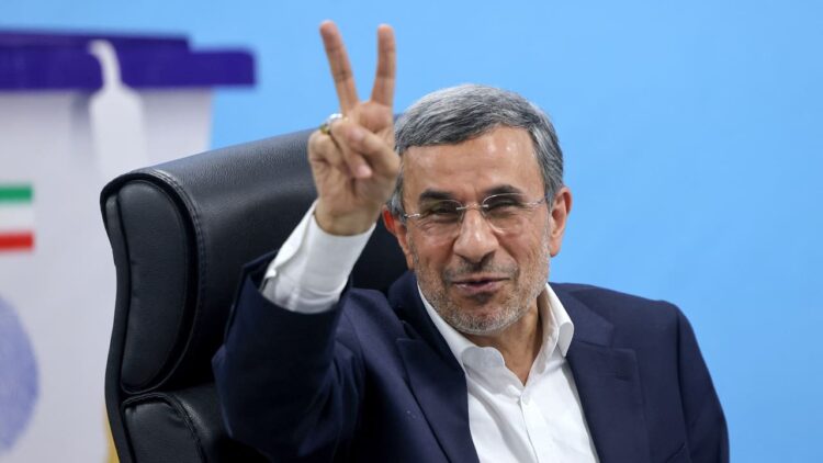 الرئيس الإيراني السابق محمود أحمدي نجاد يلقي خطاباً وسط أنباء متضاربة حول مقتله في طهران